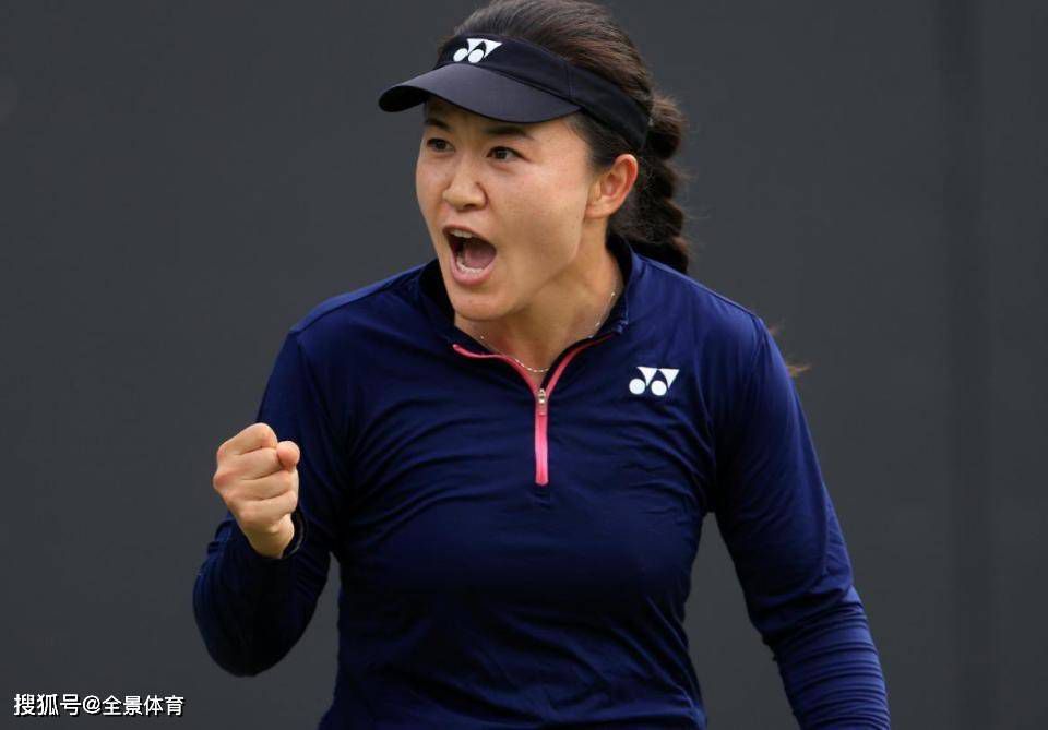 夫人在她20多岁的撕网袜
