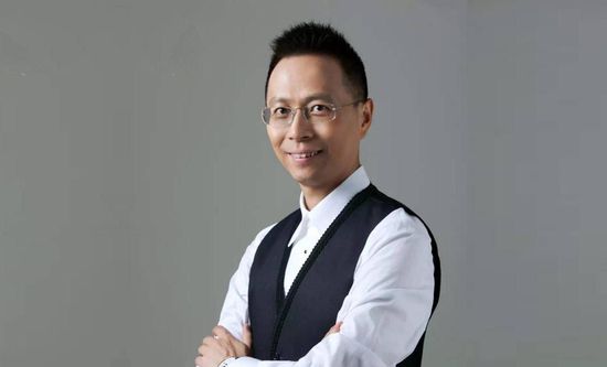 女人趴到床脱了内裤打光屁股视频