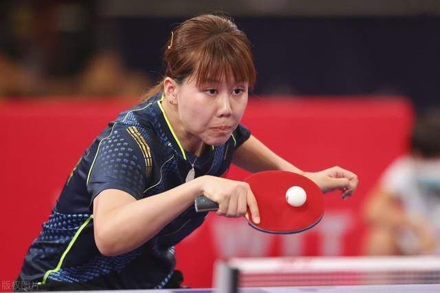 美女不穿内衣